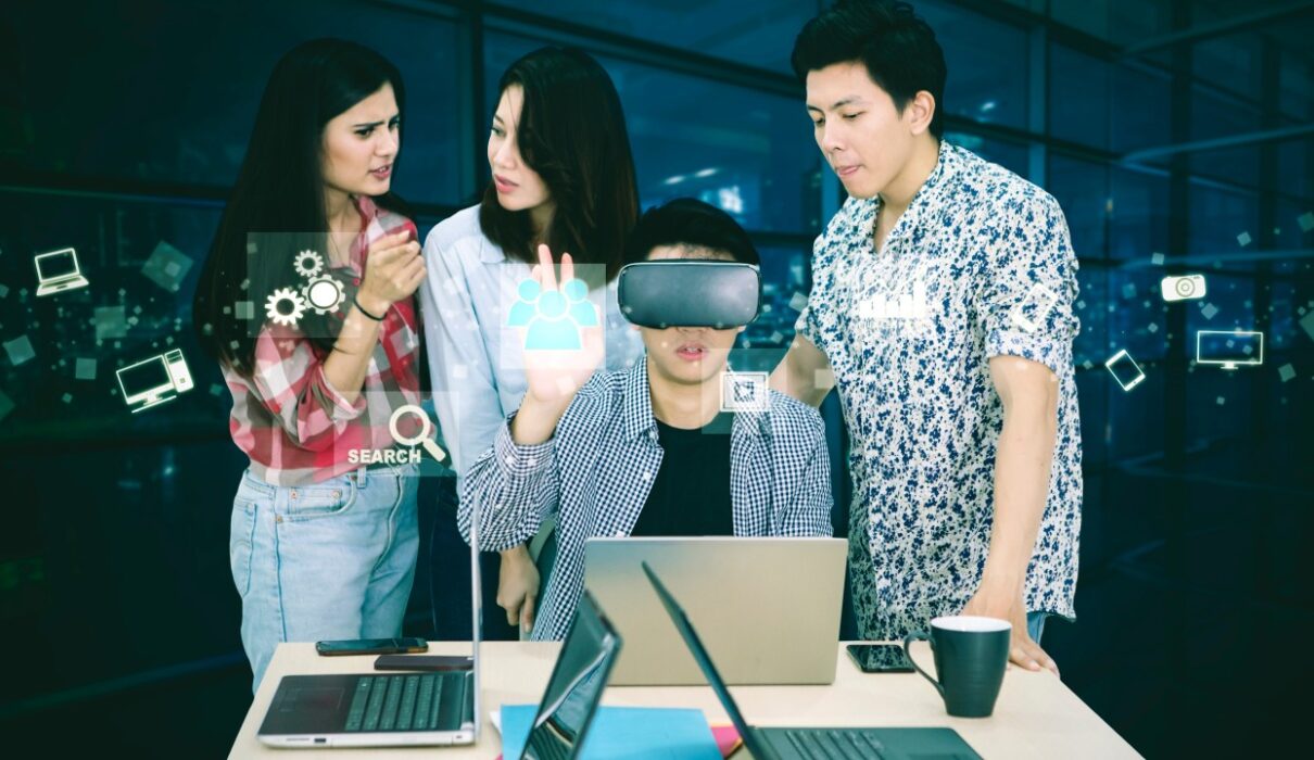 bureau moderne où un manager échange avec son équipe humaine et un assistant IA (tablette ou hologramme), ambiance lumineuse, tech mais chaleureuse