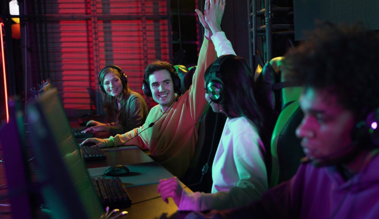 scène vibrante d’un salon de gaming (type TwitchCon), avec des écrans, des cosplayers, des échanges sur Discord affichés, représentant la diversité et l’énergie d’une communauté en action