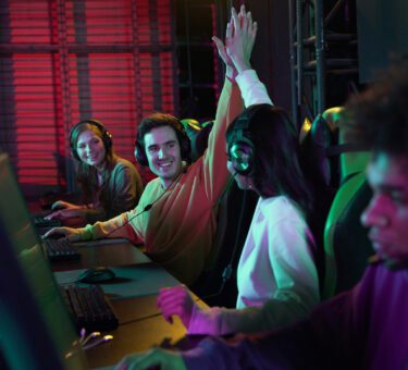 scène vibrante d’un salon de gaming (type TwitchCon), avec des écrans, des cosplayers, des échanges sur Discord affichés, représentant la diversité et l’énergie d’une communauté en action