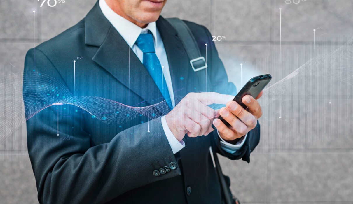 jeune entrepreneur utilisant une application financière sur un smartphone, dans un cadre informel