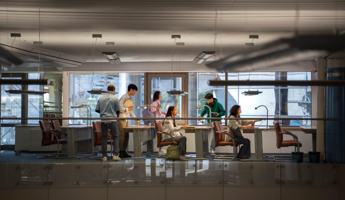 Un bureau créatif hybride avec écran affichant un logiciel de design, casque audio, carnet de croquis, et des éléments tech comme un wallet crypto ou une interface IA, dans une ambiance lumineuse et contemporaine.