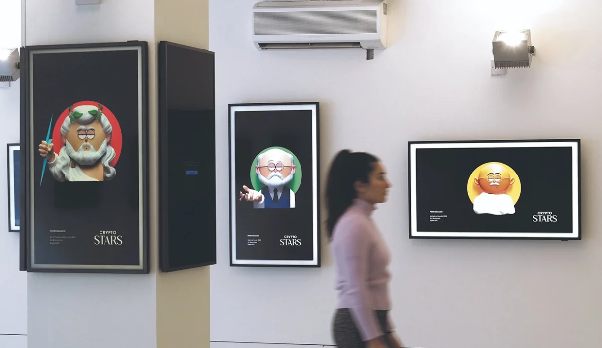photographie d’auteur en noir et blanc exposée en galerie numérique immersive, avec une surimpression d’éléments blockchain (code, signature, QR)