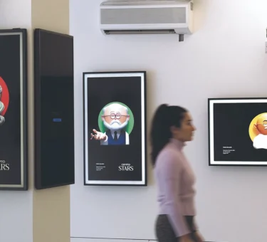 photographie d’auteur en noir et blanc exposée en galerie numérique immersive, avec une surimpression d’éléments blockchain (code, signature, QR)
