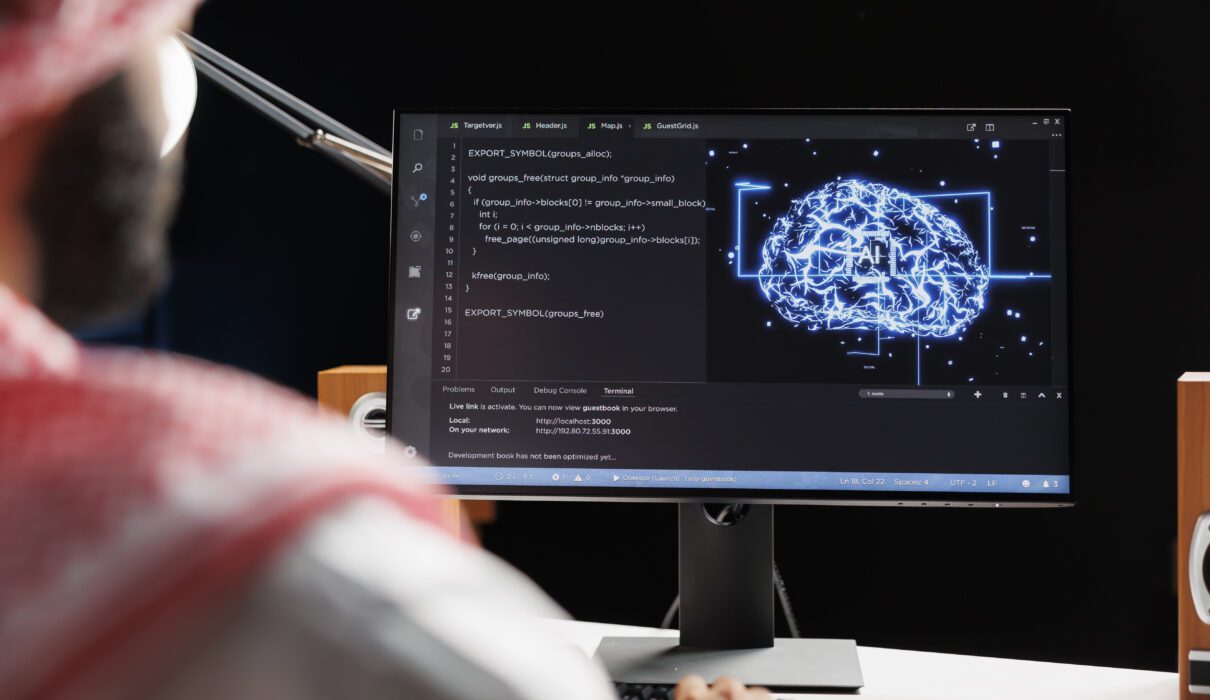 bureau avec un écran affichant des données SEO, un cerveau artificiel flottant en hologramme au-dessus, ambiance tech chic