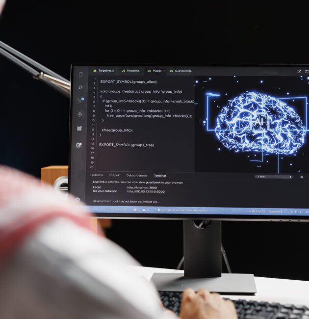 bureau avec un écran affichant des données SEO, un cerveau artificiel flottant en hologramme au-dessus, ambiance tech chic