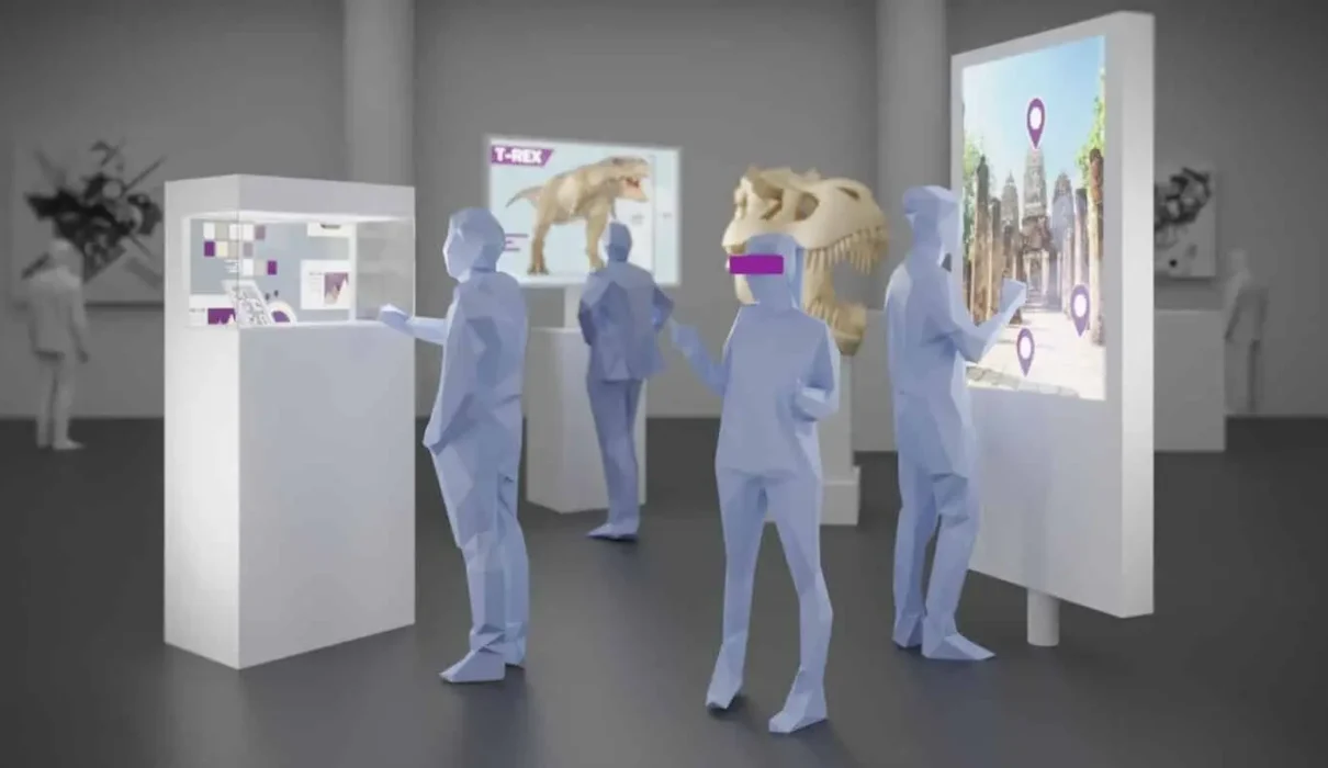 salle de musée futuriste combinant hologrammes et écrans interactifs, le tout baigné dans une lumière colorée et immersive