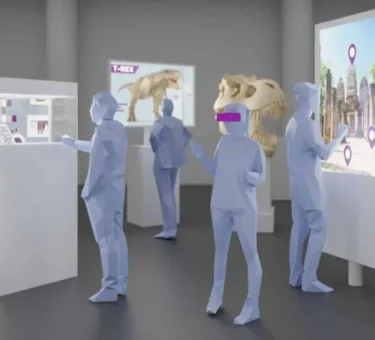 salle de musée futuriste combinant hologrammes et écrans interactifs, le tout baigné dans une lumière colorée et immersive