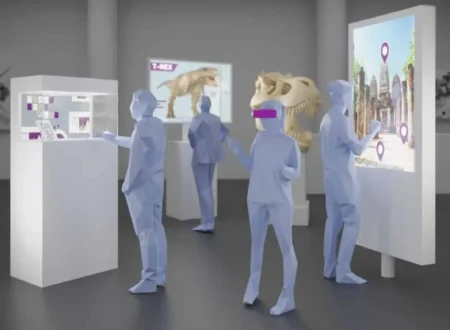 salle de musée futuriste combinant hologrammes et écrans interactifs, le tout baigné dans une lumière colorée et immersive