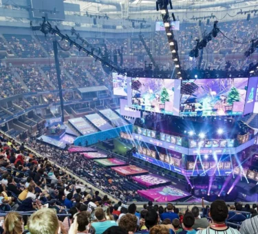 scène d’e-sport dynamique montrant des joueurs sur scène avec des écrans géants, des fans en live, et des graphiques de données et logos de sponsors flottants, symbolisant l’intersection culture, business et technologie