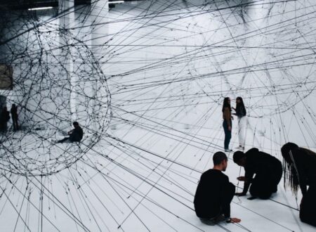 groupe d’artistes et créateurs autour d’une installation immersive, mélangeant écrans, sculptures et dessins, avec des interactions visibles entre participants et technologies numériques