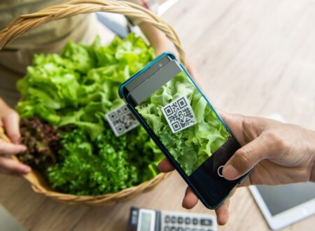 panier gastronomique haut de gamme avec un QR code flottant à côté, entourée d’icônes numériques symbolisant blockchain, traçabilité et provenance, avec un éclairage moderne et immersif